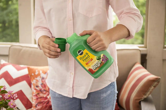 Miracle-Gro Plant Food, Liquid | Pour & Feed | 32 fl. oz | Pack of 2